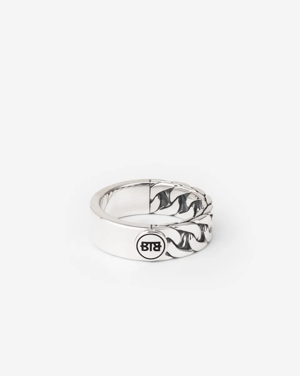 De Esther Dual Ring is vervaardigd uit gerecycled zilver. Dankzij de combinatie van een gladde zijde en het geweven Esther-patroon is deze ring graveerbaar. Laat jouw persoonlijke verhaal versmelten met deze veelzijdige ring. Deze ring is groter dan de Esther Mini en Small Dual Ring, en daardoor perfect te combineren met andere sieraden uit de Esther-collectie van Buddha to Buddha. Ontworpen in Amsterdam en op duurzame wijze geproduceerd in Zuidoost-Azië. Wij geloven dat je alles in het leven moeten vieren, vind jij dat ook?

Maat	20
Collectie	Esther
Lengte mm	24
Materiaal	Gerecycled 925 sterling zilver
Breedte mm	7
Geslacht	Unisex